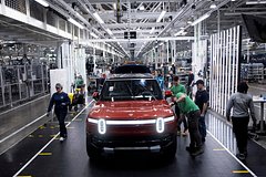 Tesla Илона Маска заставит сотрудников притворяться роботами